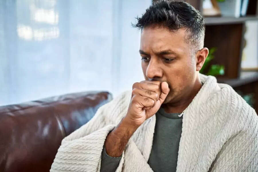 बीमारियों से जूझ रहे लोग