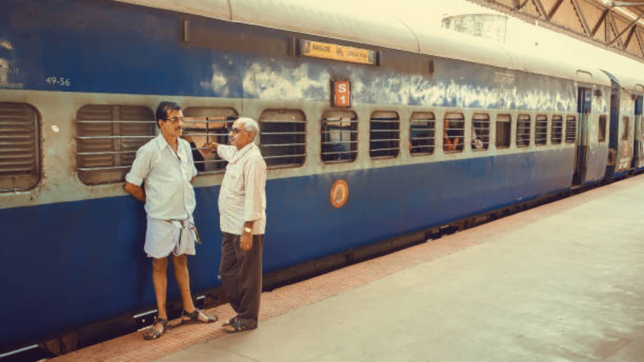 रोजाना करोड़ों लोग ट्रेन में करते हैं सफर