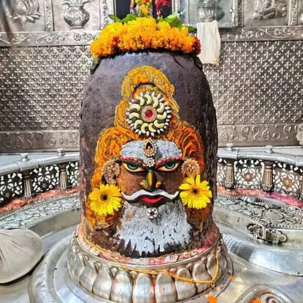 बाबा ही उज्जैन के राजा रात में और कोई
