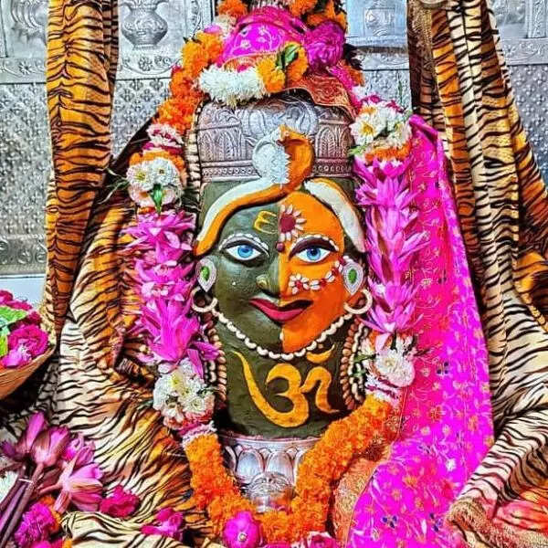 शिवलिंग का यूं रोज होता है भव्य श्रृंगार