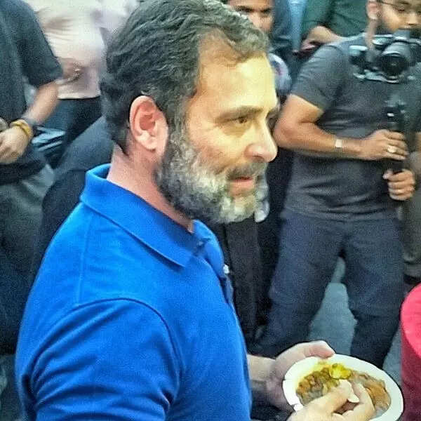राहुल के फोटो खींचने लगे थे लोग