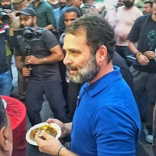 गांधी को देख दुकान पर जुट गई थी भीड़