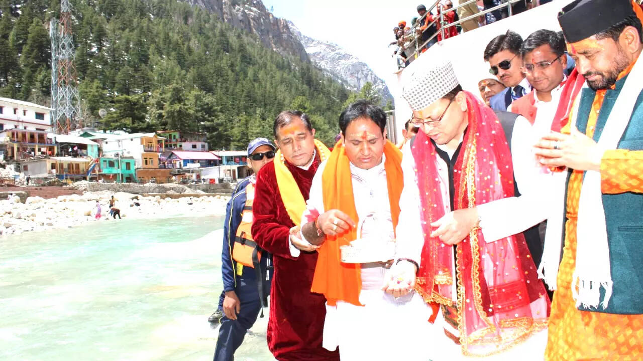 गंगोत्री धाम में पूजा अर्चना 