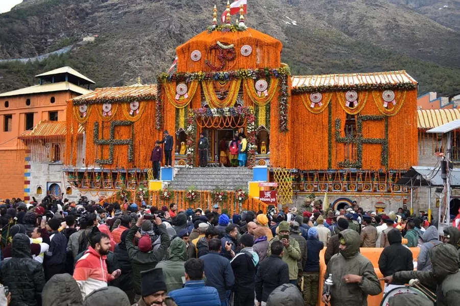 हर साल लाखों लोग करते हैं यात्रा