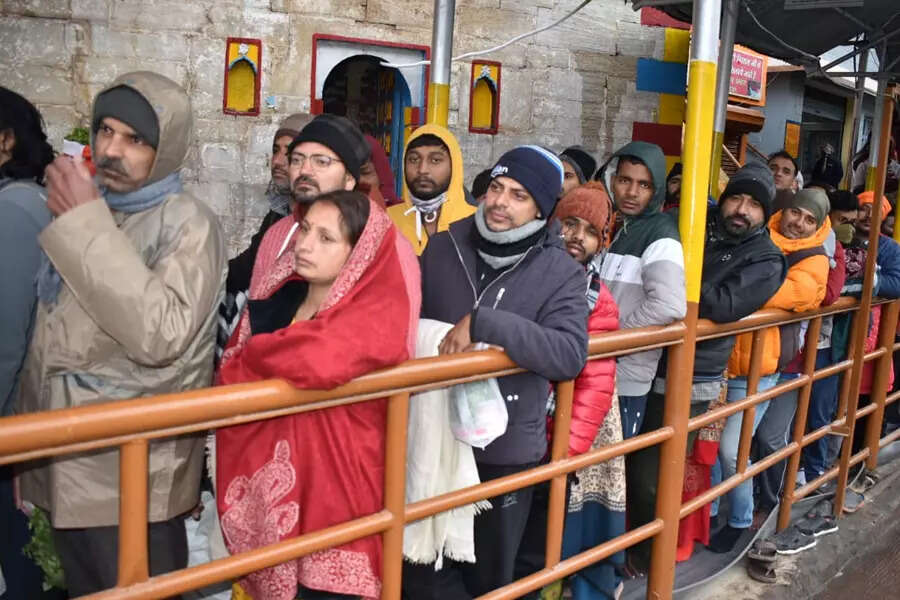 भारी संख्या में पहुंचे लोग