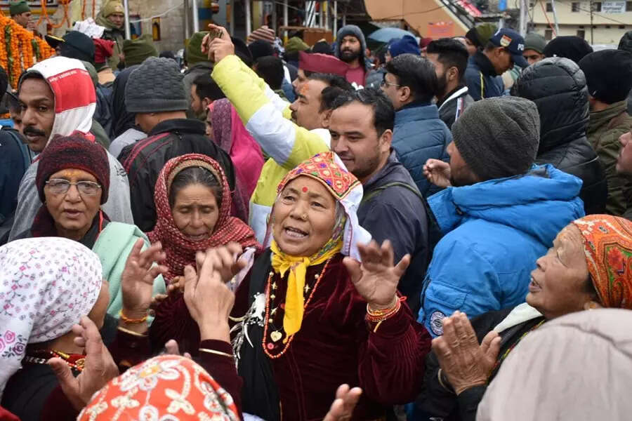 हजारों भक्त बने साक्षी