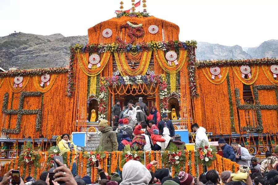 15 कुंतल फूलों से सजा दरबार