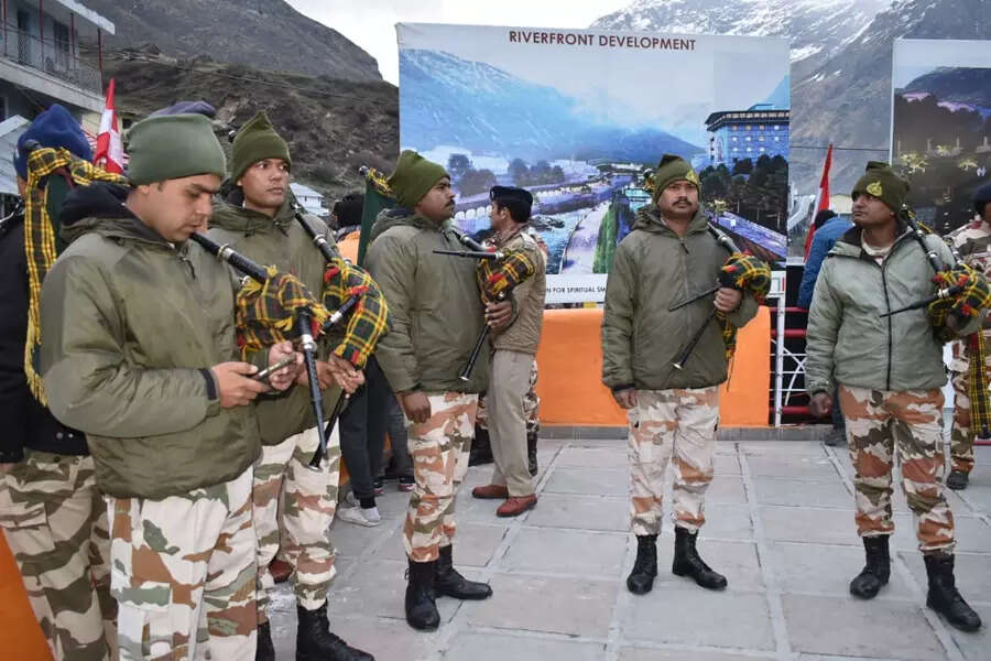 सेना बैंड ने बजाई धुन