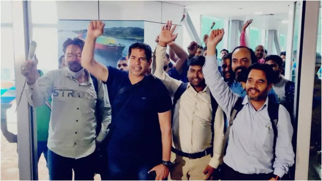 लौटने लगी मुस्कान