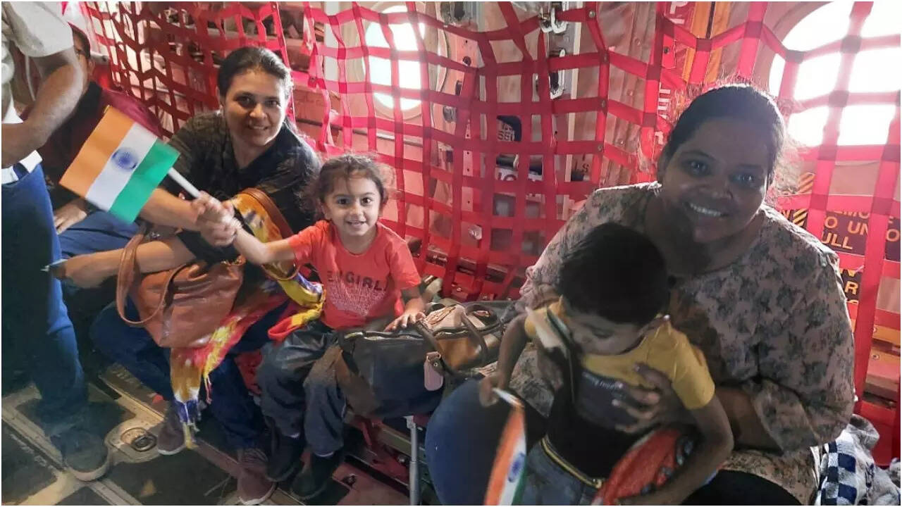 बच्चे से लेकर बड़े तक फंसे थे