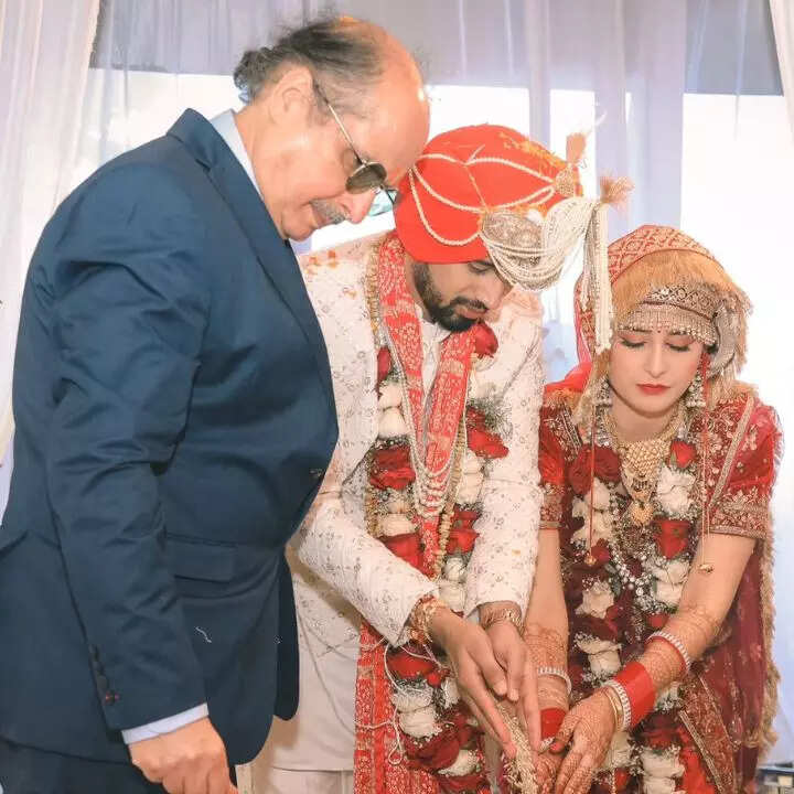 शादी की रस्म करते दिखा कपल