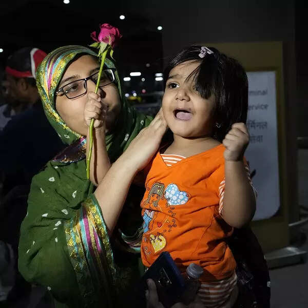 वह जेद्दा में एक बुजुर्ग महिला का हाथ पकड़कर विमान में चढ़ाती दिखीं।