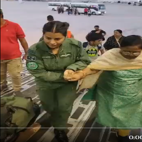 लोगों की मदद का एक ऐसा ही वीडियो वायु सेना की फ्लाइट लेफ्टिनेंट हर राज कौर बोपराई का सामने आया है।