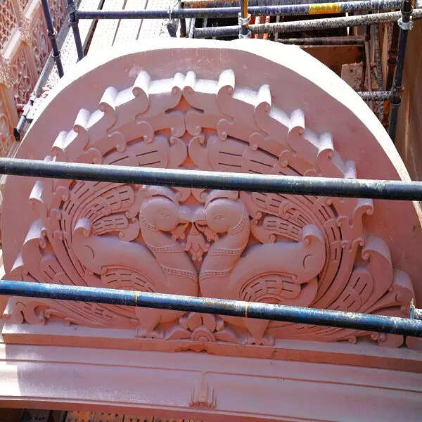 strongभव्य रूप ले रहा मंदिर strong