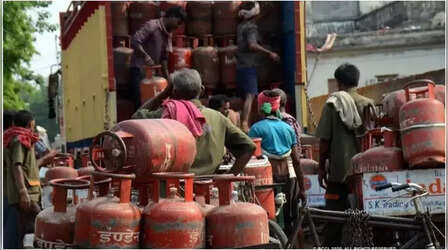 Mumbai: मुंबई में गैस सिलेंडर फटा, दो बच्चों समेत छह झुलसे