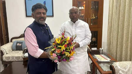 Karnataka CM: खड़गे से मिलकर निकले शिवकुमार, अब सिद्धारमैया के साथ मीटिंग, कर्नाटक CM के नाम का ऐलान आज संभव