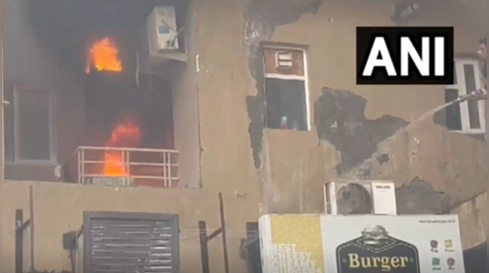 Fire Outbreak in Noida : सेक्‍टर 137 स्थित स्‍टूडियो टावर में लगी आग, लोगों को सुरक्षित, निकालने का काम जारी, VIDEO