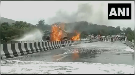 Maharashtra: पुणे-मुंबई एक्सप्रेसवे पर केमिकल से भरे टैंकर में विस्फोट के बाद लगी आग, चार की दर्दनाक मौत, तीन घायल
