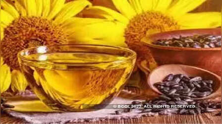 सोयाबीन,सूरजमुखी तेल पर आयात शुल्क 12.5 फीसदी घटा,जानें खाने के तेल की कीमतों पर क्या होगा असर