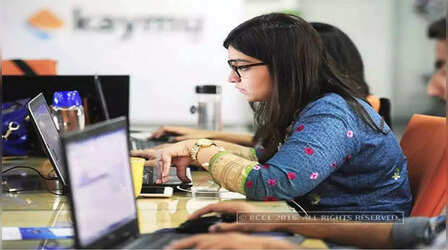 सर्विस सेक्टर PMI तीन महीने के निचले स्तर पर, इसके बावजूद इकोनॉमी के लिए अच्छे संकेत