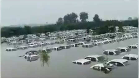 हिंडन नदी की बाढ़ में डूब गईं OLA की 350 गाड़ियां, Video में नजर आया बस 'जलजला'
