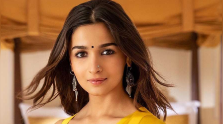 Alia Bhatt को यूं नहीं कहते हैं फैशन की 'रानी', इंडियन से लेकर वेस्टर्न आउटफिट तक में लगती हैं बवाल