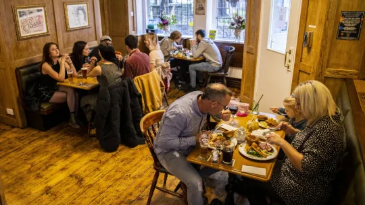 Ajab Gajab, Offbeat News, Bristol Pub