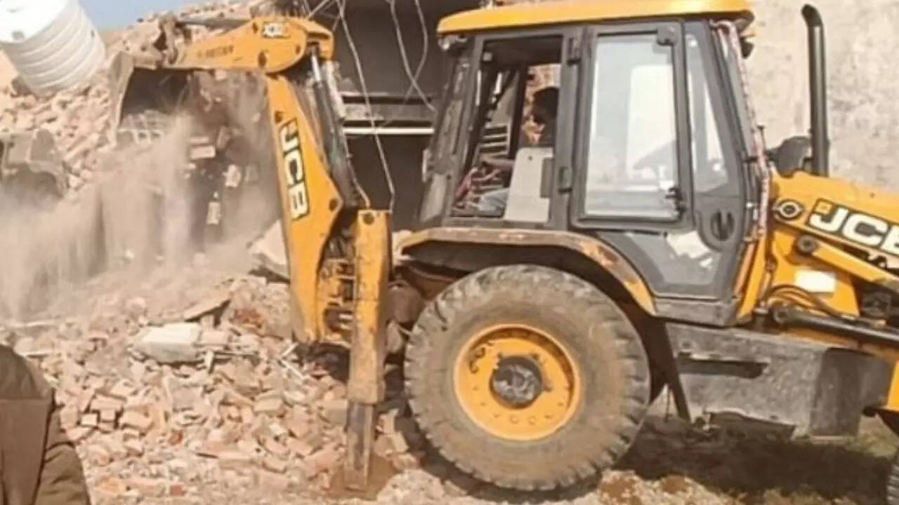 Bulldozer, Delhi, Geeta Colony