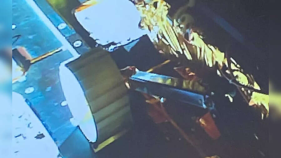 Chandrayaan 3 यूं लैंडर विक्रम से बाहर आया रोवर प्रज्ञान