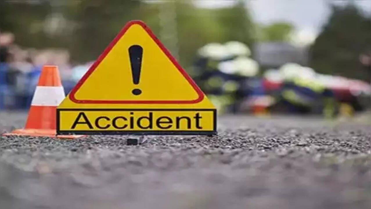 UP News: अयोध्या में बस और ट्रक की जोरदार टक्कर: 2 की मौत, 9 घायल
