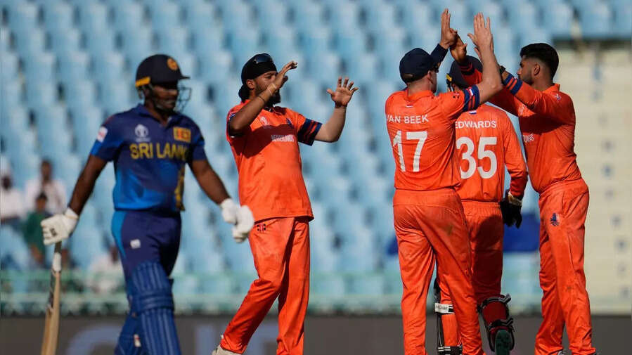 SL vs NED Live Score नीदरलैंड का पहली सफलता चटकाया पहला विकेट