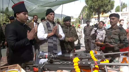 विजयादशमी पर जवानों के बीच पहुंचे रक्षामंत्री राजनाथ, सीमा पार चीनी चौकियों का लिया जायजा, की शस्त्र पूजा