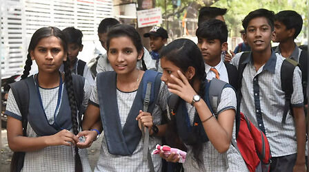 UP School Closed: प्रदूषण के चलते नोएडा-गाजियाबाद का बुरा हाल, क्या बंद रहेंगे यूपी के स्कूल?
