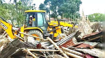 Bulldozer Action: लखीमपुर में 'Love Jihad' के आरोपी के घर पर योगी सरकार ने चलवाया बुलडोजर- Video