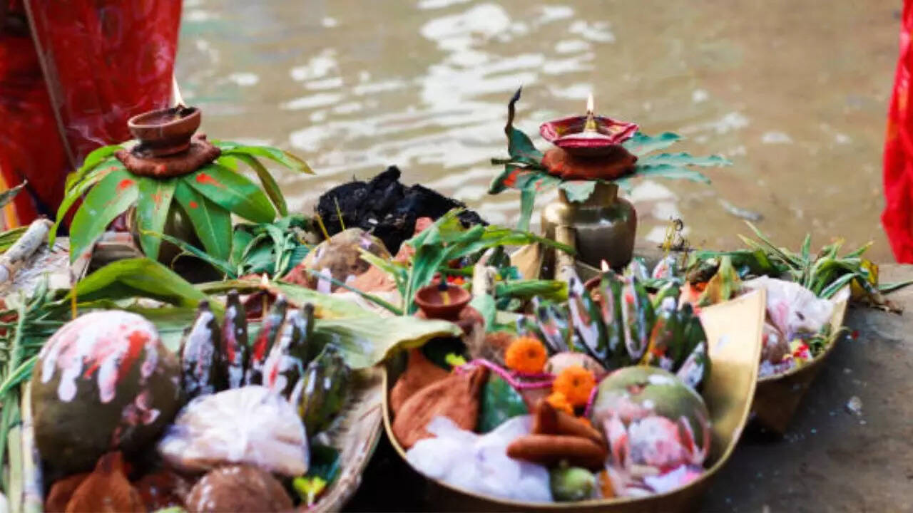 Gorkhpur Nagar Nigam Cleaning and Barricading Ghats for Chhath Puja 2023