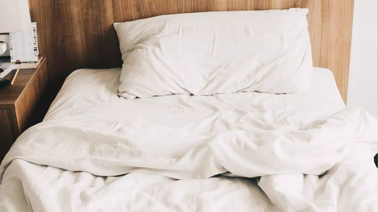 how to clean white bed sheets