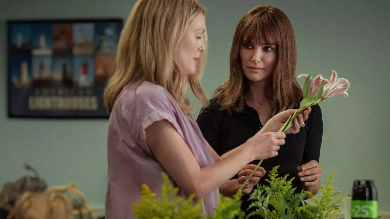 May-December Movie Review Julianne Moore और Natalie Portman की फिल्म की कहानी ने नहीं बल्कि एक्टिंग ने जीता दिल