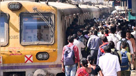 Mumbai News: नए साल पर नहीं खाने पड़ेंगे मुंबईकरों को लोकल में धक्का, चलाई जाएंगी इतनी स्पेशल ट्रेनें