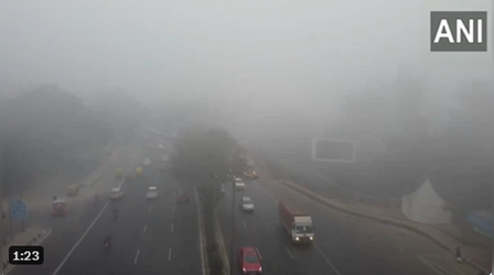 Weather Update : कोहरे की चादर में लिपटी दिल्ली, दृश्यमता कम होने से रेल सेवा प्रभावित, ठिठुरन से राहत नहीं