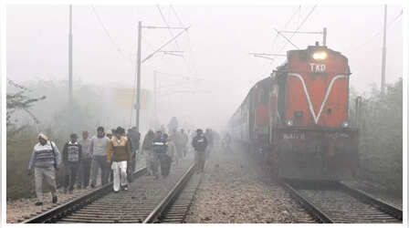 Train Delay: ट्रेनों पर कोहरे और मौसम की मार, दिल्ली में 100 से अधिक ट्रेनें लेट, देखिए List