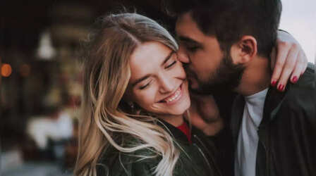 Good Morning Wishes for Love: सुबह-सुबह पार्टनर को भेजें ये रोमांटिक गुड मॉर्निंग मैसेज, शायरी, रिश्ते में आएगी मिठास