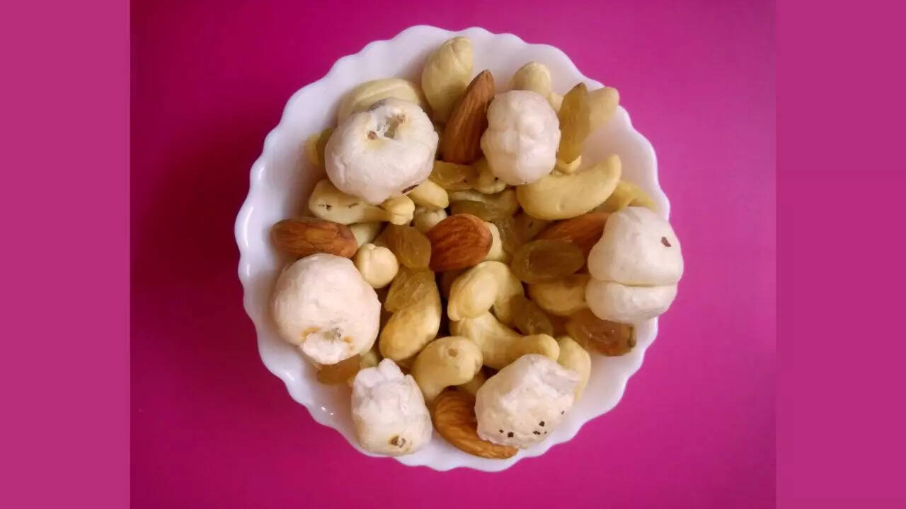 Benefits-Of-Makhana-And-Raisins