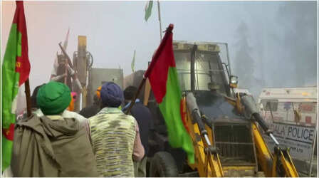 Farmers Protest: 'दिल्ली चलो' मार्च के बीच किसानों को हरियाणा पुलिस का अल्टीमेटम, JCB हटाओ वरना एक्शन के लिए तैयार रहो