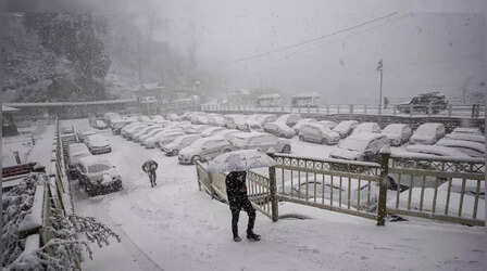Himachal Pradesh Snowfall: हिमाचल प्रदेश में बर्फबारी के साथ-साथ भारी बारिश, 405 सड़कें ब्लॉक; हिमस्खलन की चेतावनी