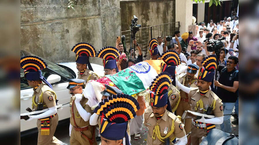 Pankaj Udhas Funeral Live Updates शुरू हुई अंतिम यात्रा