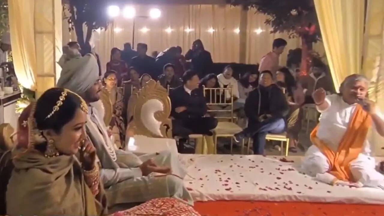 Pandit Ji Sings Romantic Song
