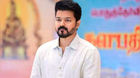 Vijay Thalapathy को देखने के लिए उमड़ा लोगों का सैलाब, एक्टर की एक झलक पाने के लिए तोड़ दिए कार के शीशे