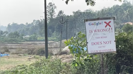 Google Maps की गलती से परेशान होकर सड़क के बीच लगाया साइनबोर्ड, फोटो वायरल हुई तो यूजर्स ने की वाहवाही