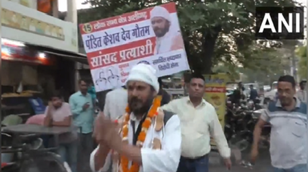 Pandit Keshav Dev: अलीगढ़ में चुनाव प्रचार का निराला अंदाज, गले में 7 चप्पलों की माला डाल वोट मांग रहा यह निर्दलीय प्रत्याशी, Video