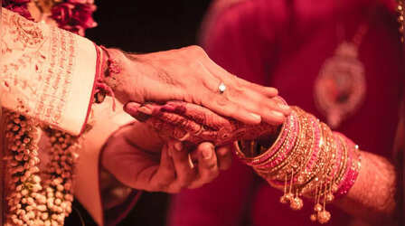 West Champaran News: शादीशुदा युवक ने धर्म छिपाकर किशोरी से जबरन की शादी, नेपाल भागते हुए धरा गया